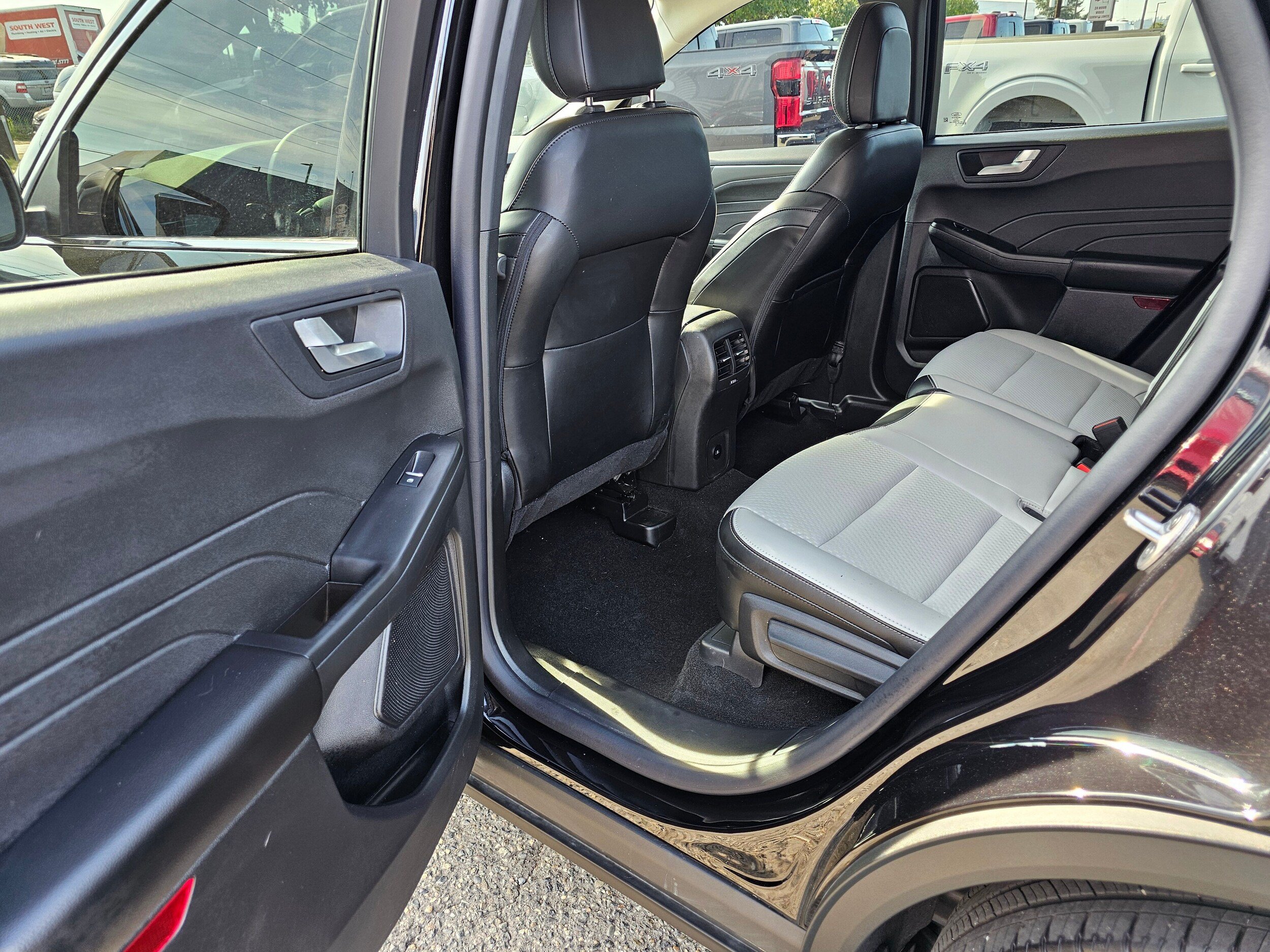 Certified 2025 Ford Escape SE w/ Class II Trailer Tow Package FWD image 15