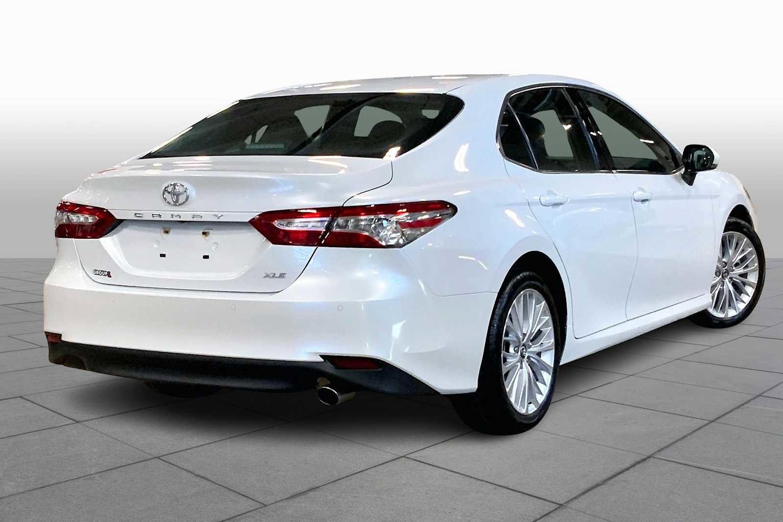 Used 2018 Toyota Camry XLE image 12