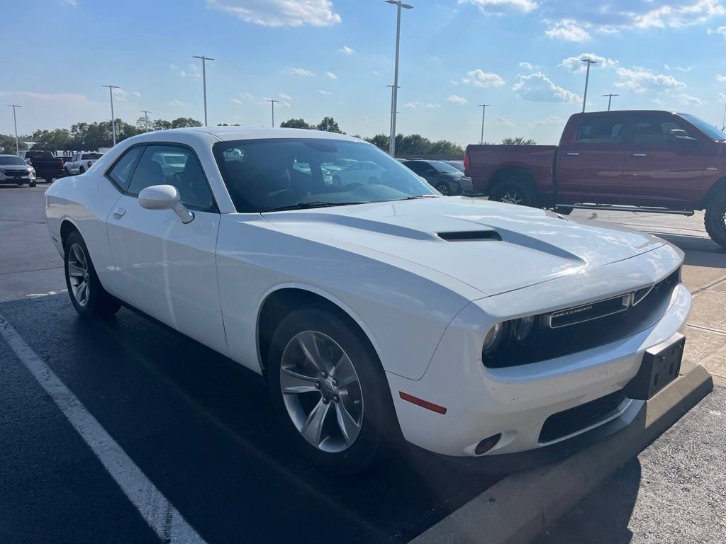 Used 2016 Dodge Challenger SXT w/ Driver Convenience Group RWD image 2