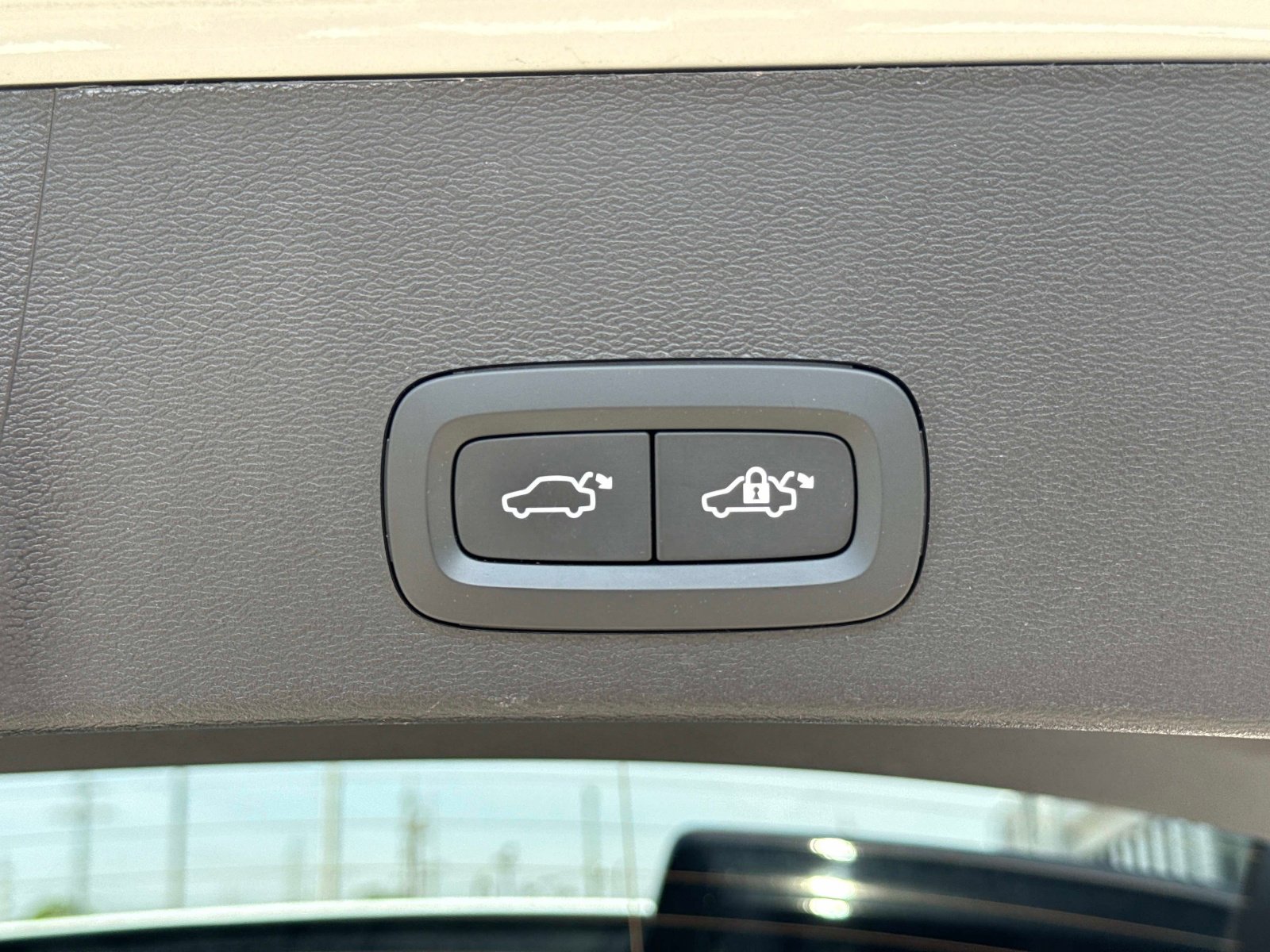 Used 2023 Volvo XC40 B4 Plus w/ Protection Package Premier FWD image 14