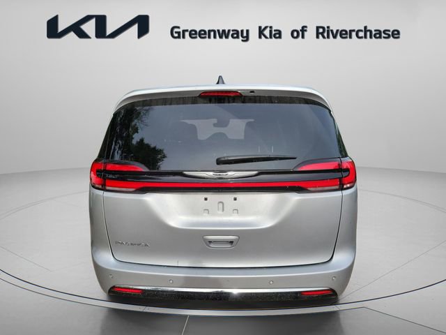 Used 2024 Chrysler Pacifica Touring-L image 5