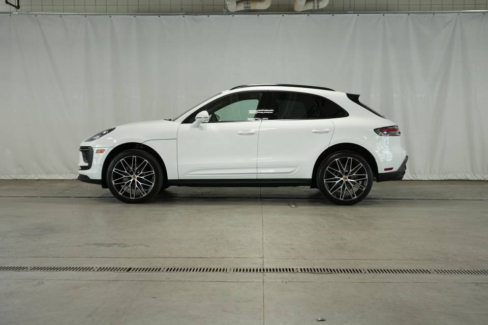 Certified 2025 Porsche Macan AWD/4WD image 2