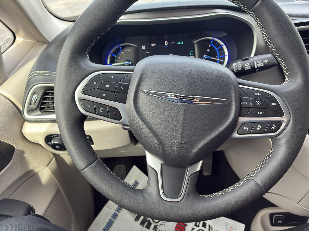 Used 2023 Chrysler Pacifica Touring-L FWD image 26