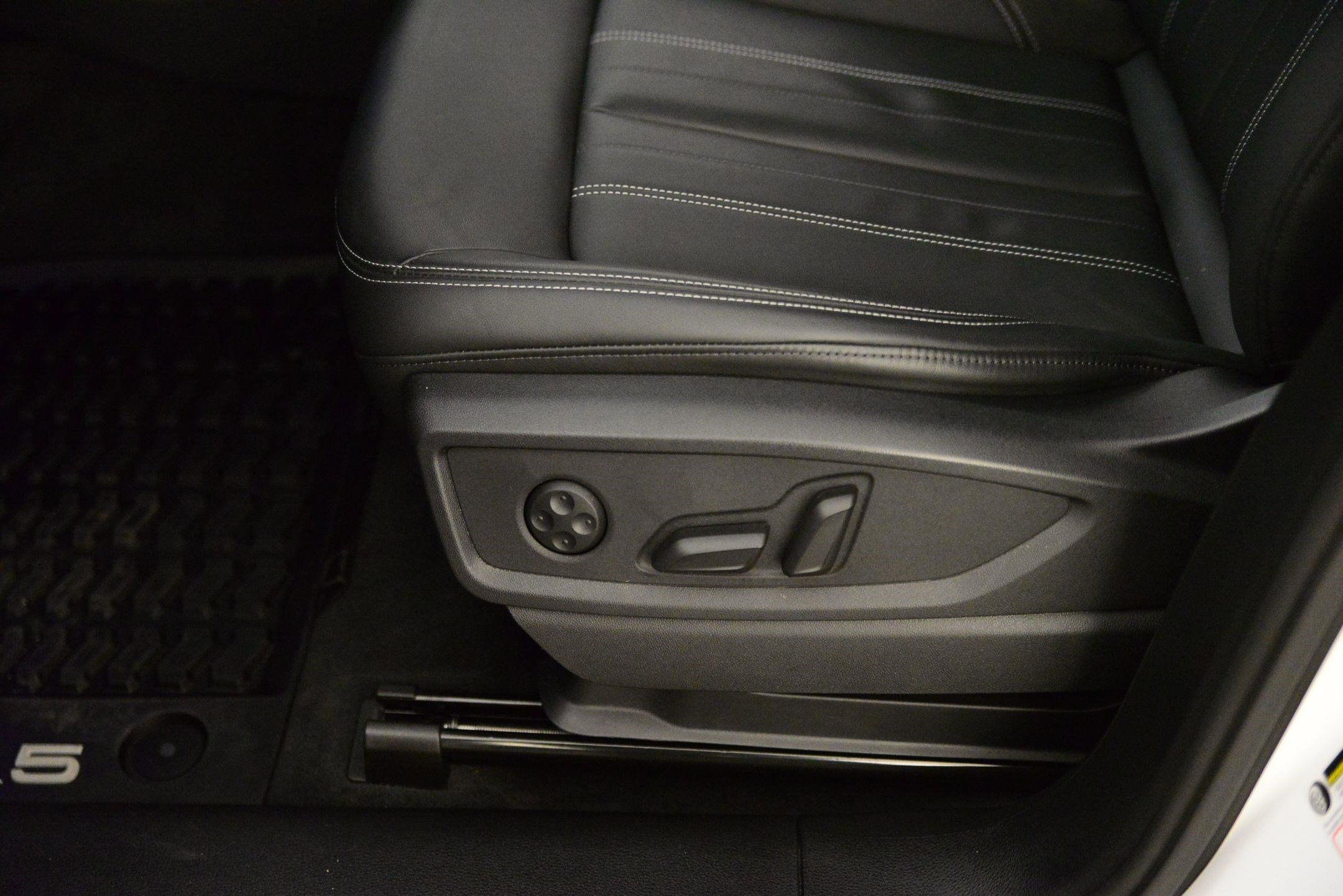 Certified 2025 Audi Q5 2.0T Premium w/ Convenience Plus Package image 28