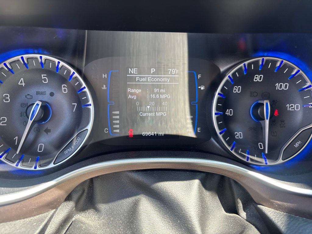 Used 2017 Chrysler Pacifica Touring-L FWD image 27