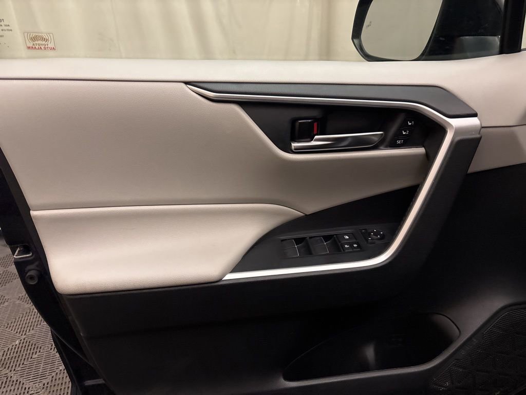Used 2020 Toyota RAV4 XLE Premium image 10