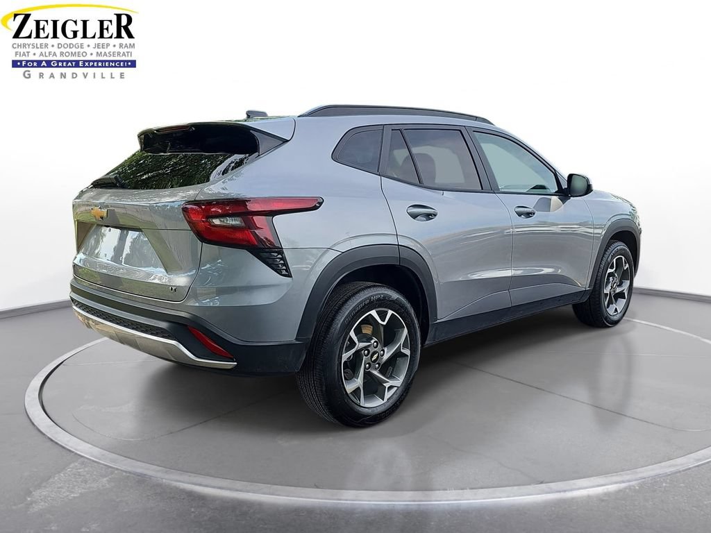 Used 2025 Chevrolet Trax LT w/ LT Convenience Package FWD image 5