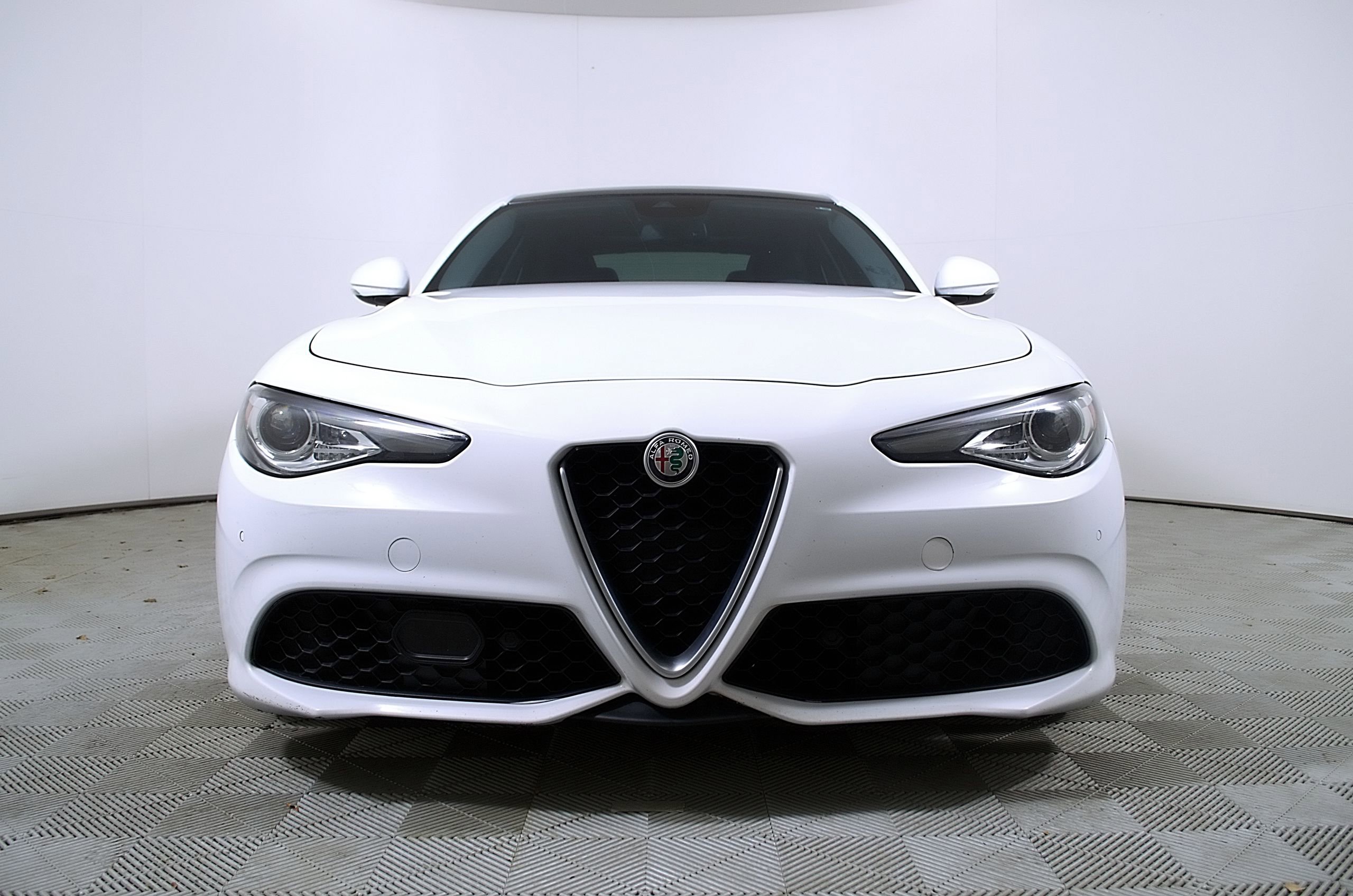 Used 2017 Alfa Romeo Giulia Ti w/ TI 19" Sport Package RWD image 5