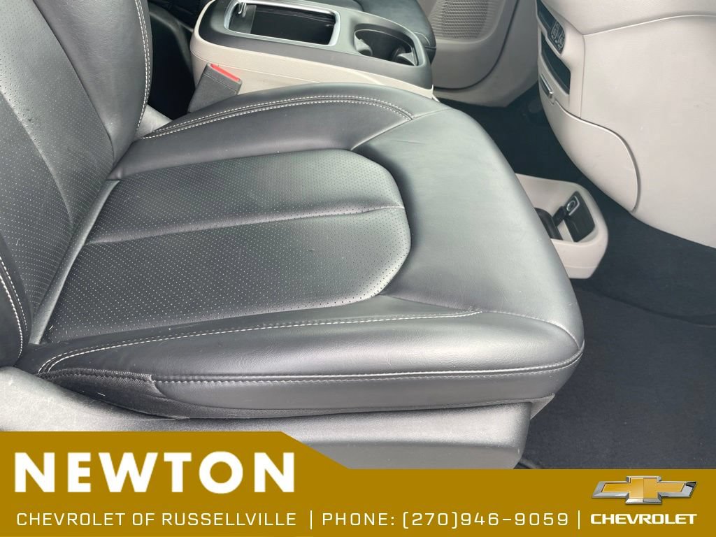 Used 2023 Chrysler Pacifica Touring-L FWD image 23