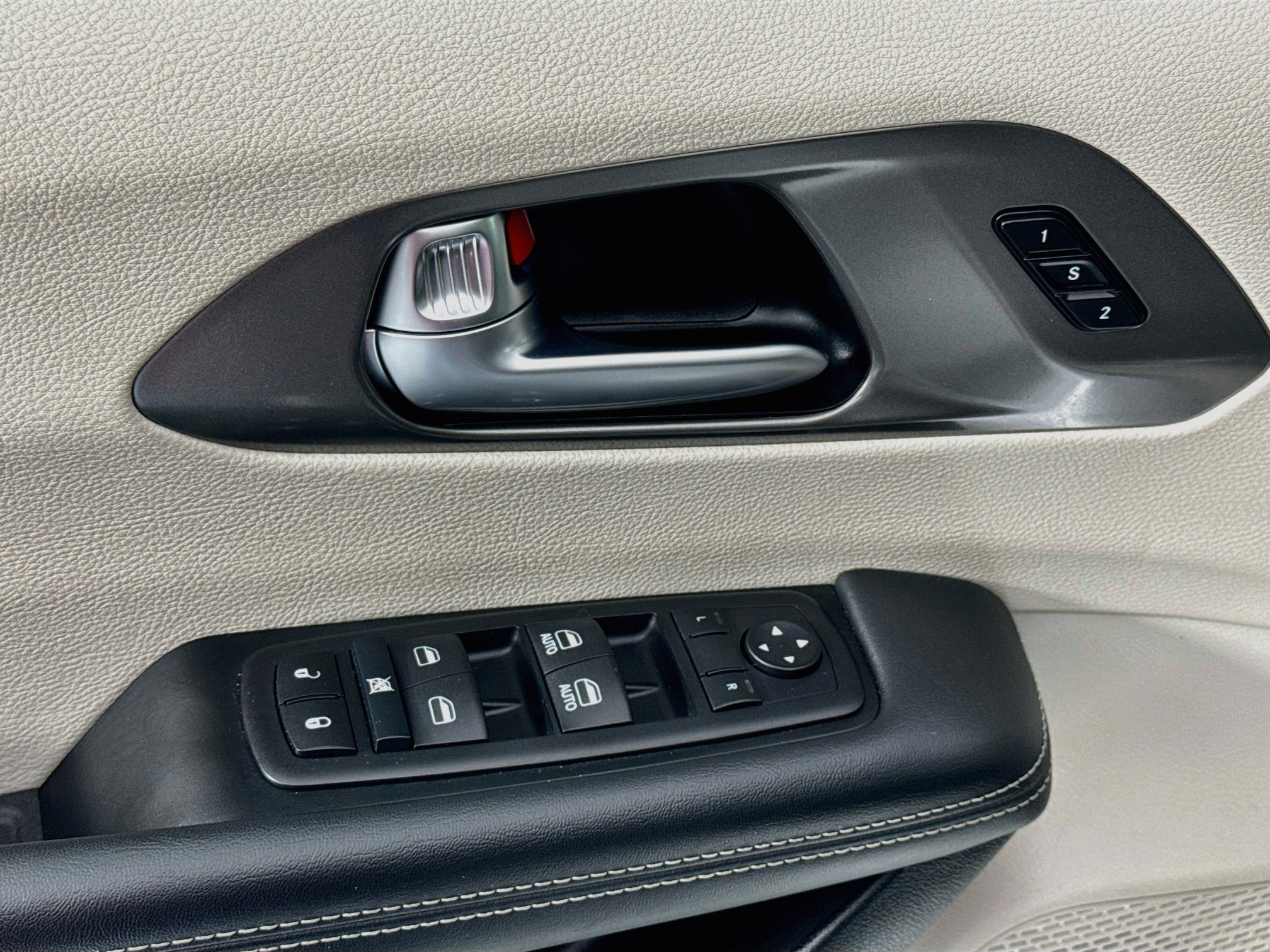 Used 2024 Chrysler Pacifica Touring-L FWD image 17