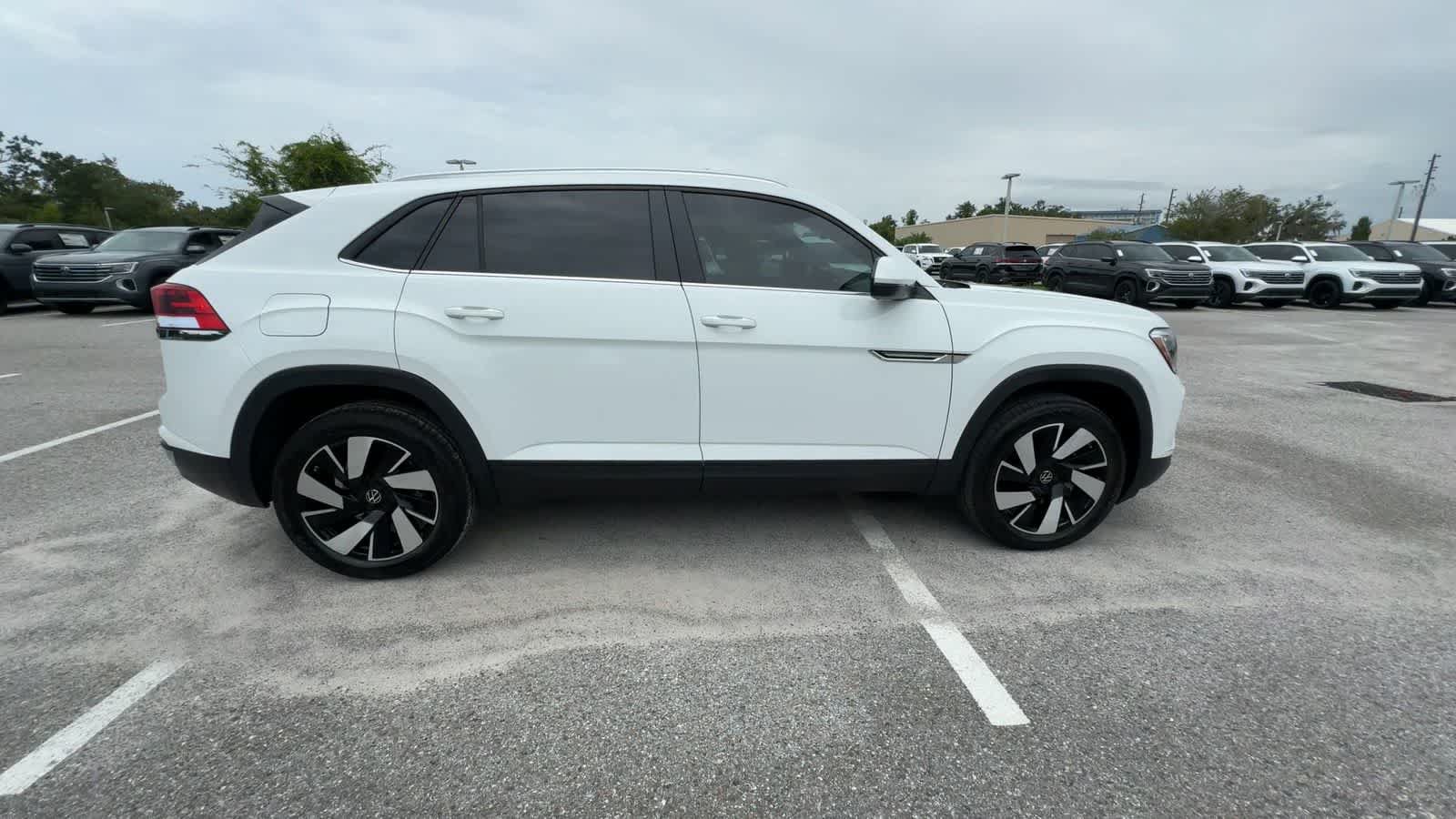 Certified 2024 Volkswagen Atlas Cross Sport SE FWD image 9