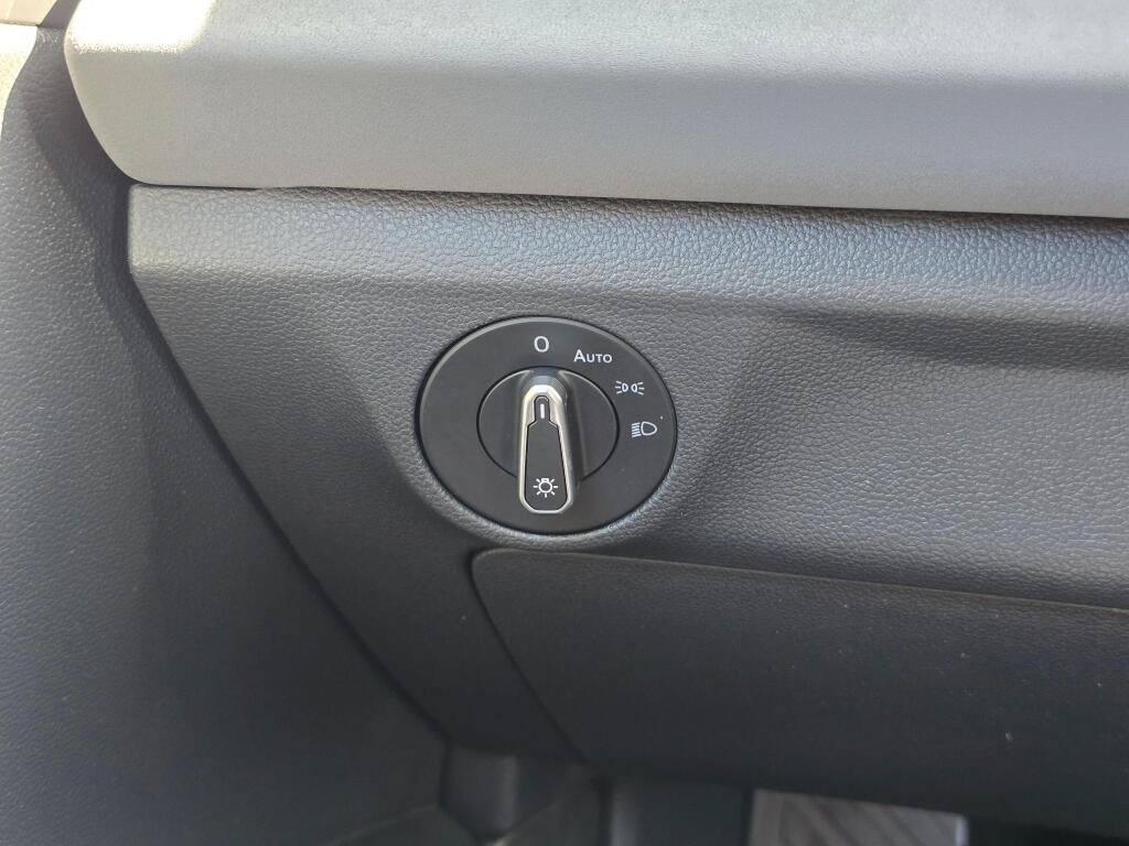 Used 2025 Volkswagen Jetta SE FWD image 30