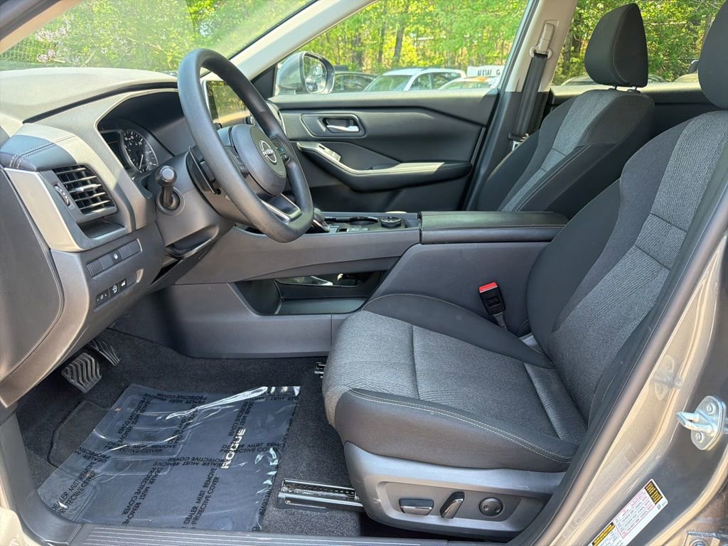 Used 2024 Nissan Rogue SV AWD/4WD image 16