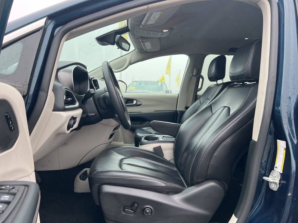Used 2023 Chrysler Pacifica Touring-L image 11