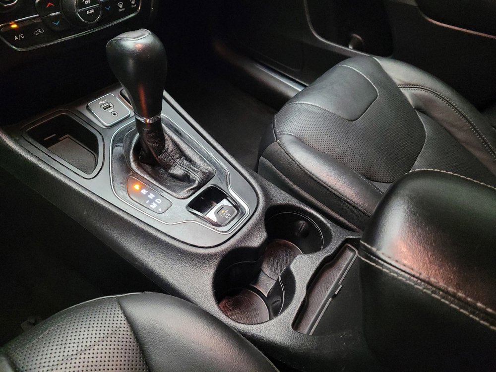 Used 2019 Jeep Cherokee Limited image 26