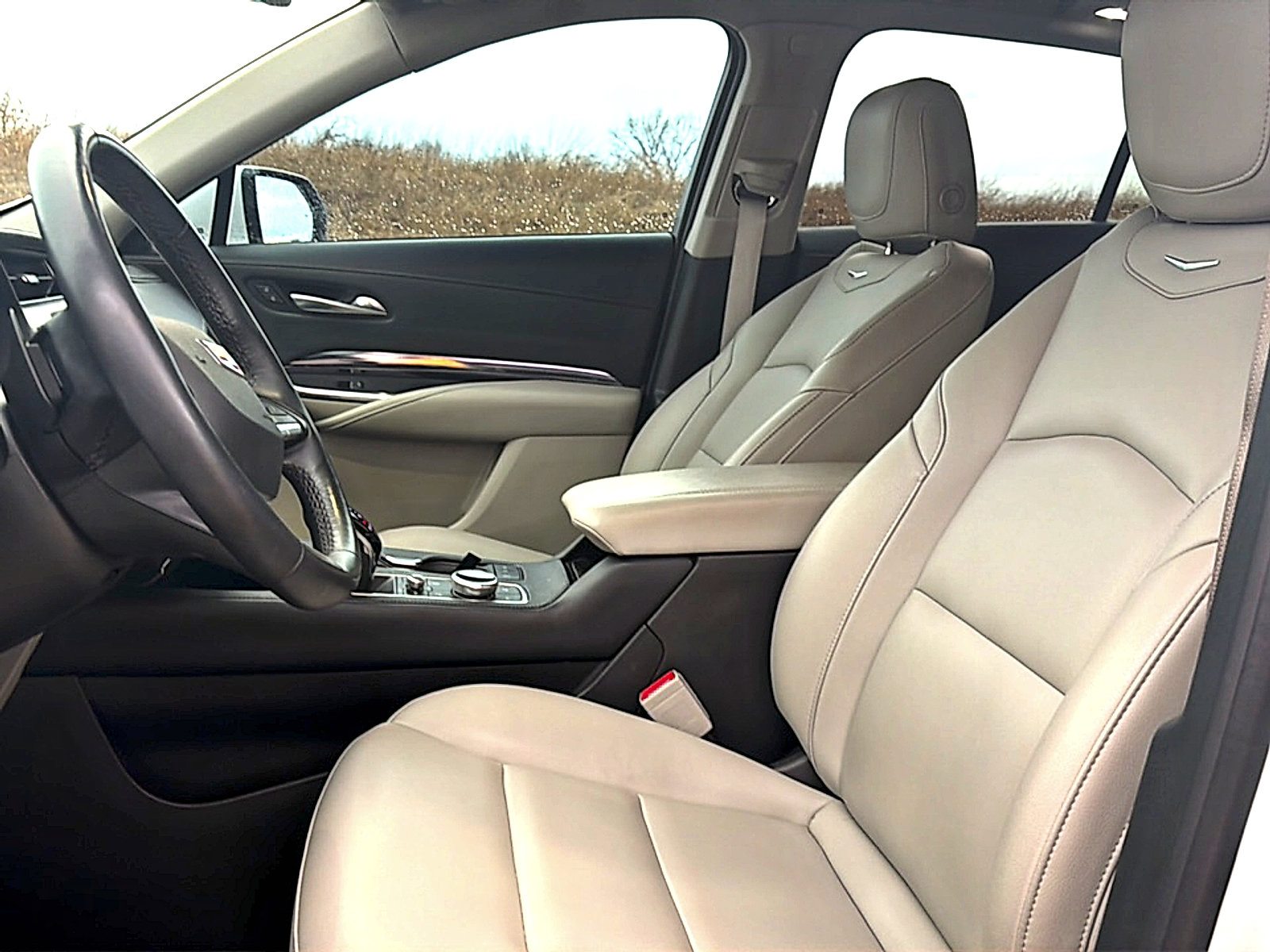 Used 2023 Cadillac XT4 Luxury w/ Cold Weather Package image 6