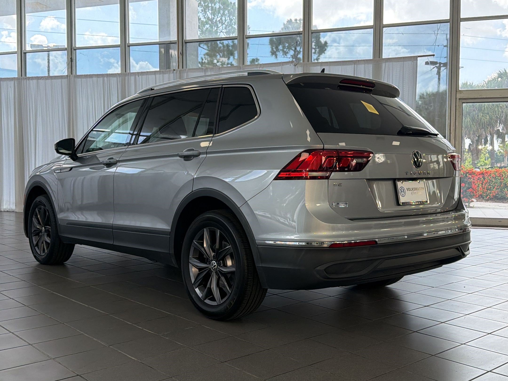 Used 2022 Volkswagen Tiguan SE FWD image 3