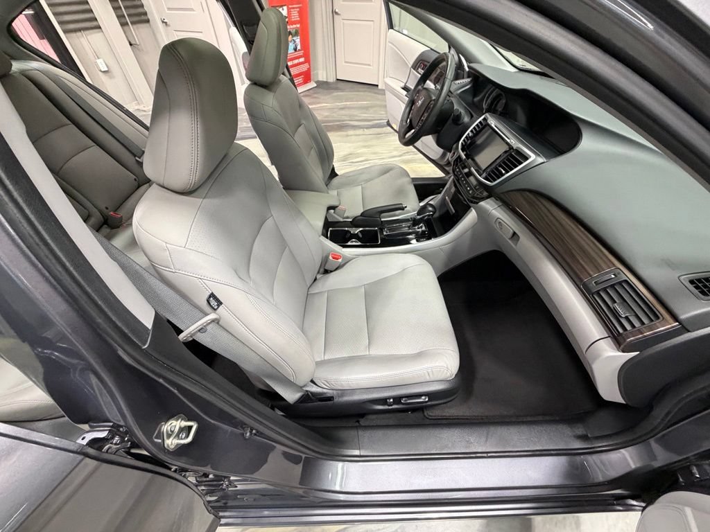 Used 2017 Honda Accord Touring image 45