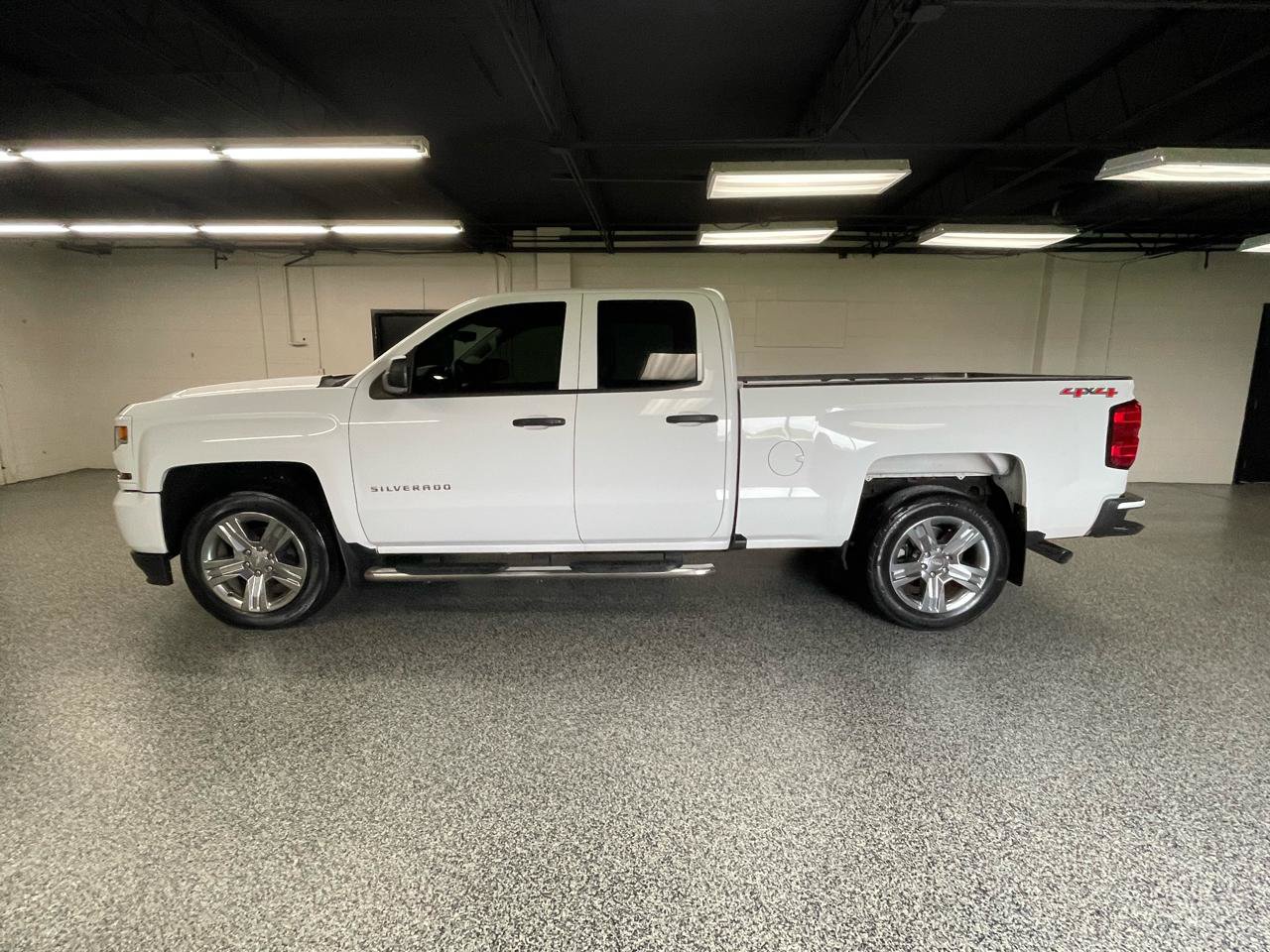 Used 2017 Chevrolet Silverado 1500 Custom w/ Custom Convenience Package AWD/4WD image 9
