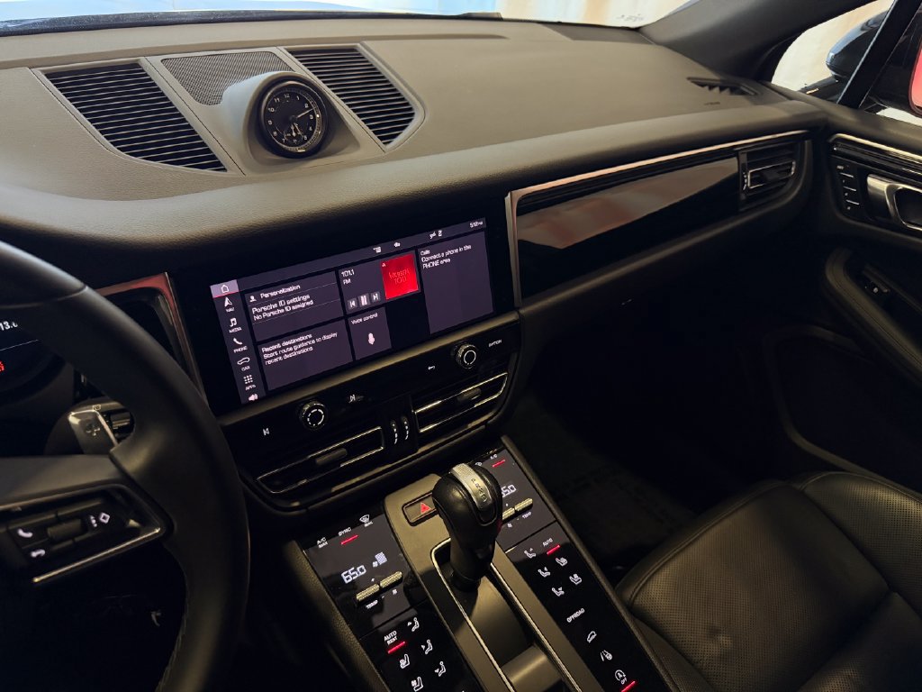Certified 2023 Porsche Macan AWD/4WD image 18