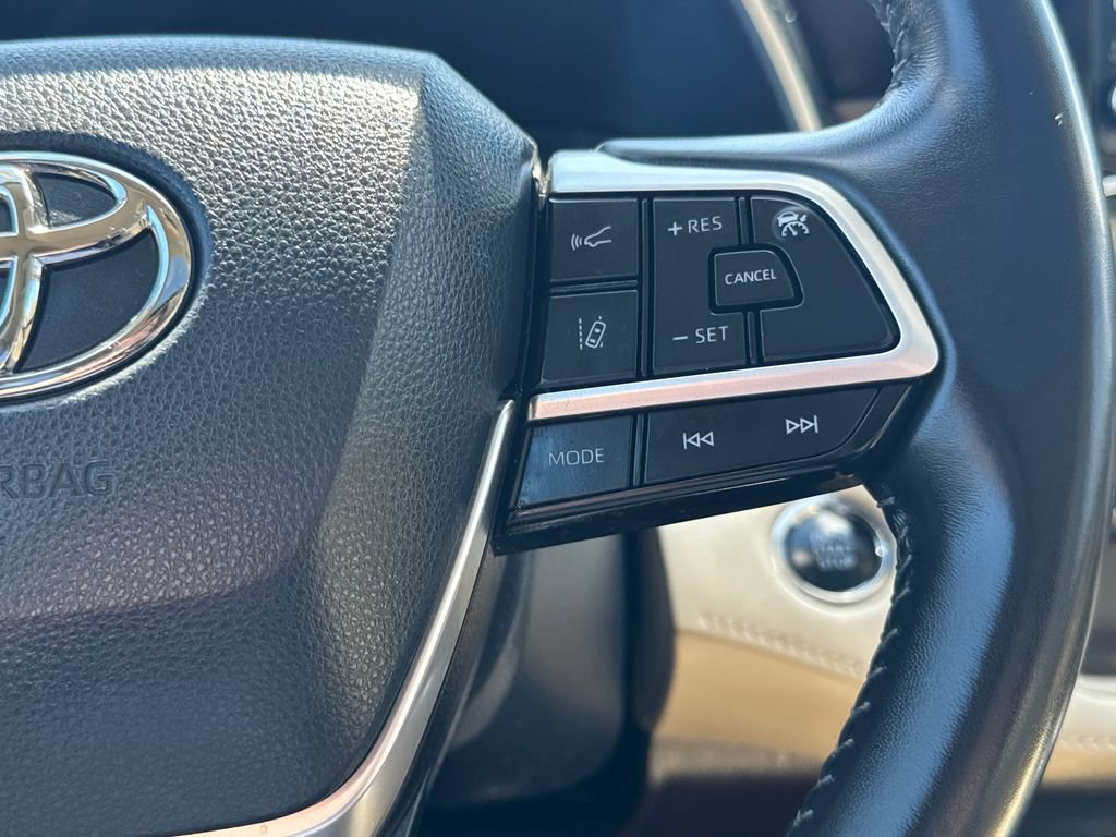 Used 2022 Toyota Highlander XLE AWD/4WD image 22