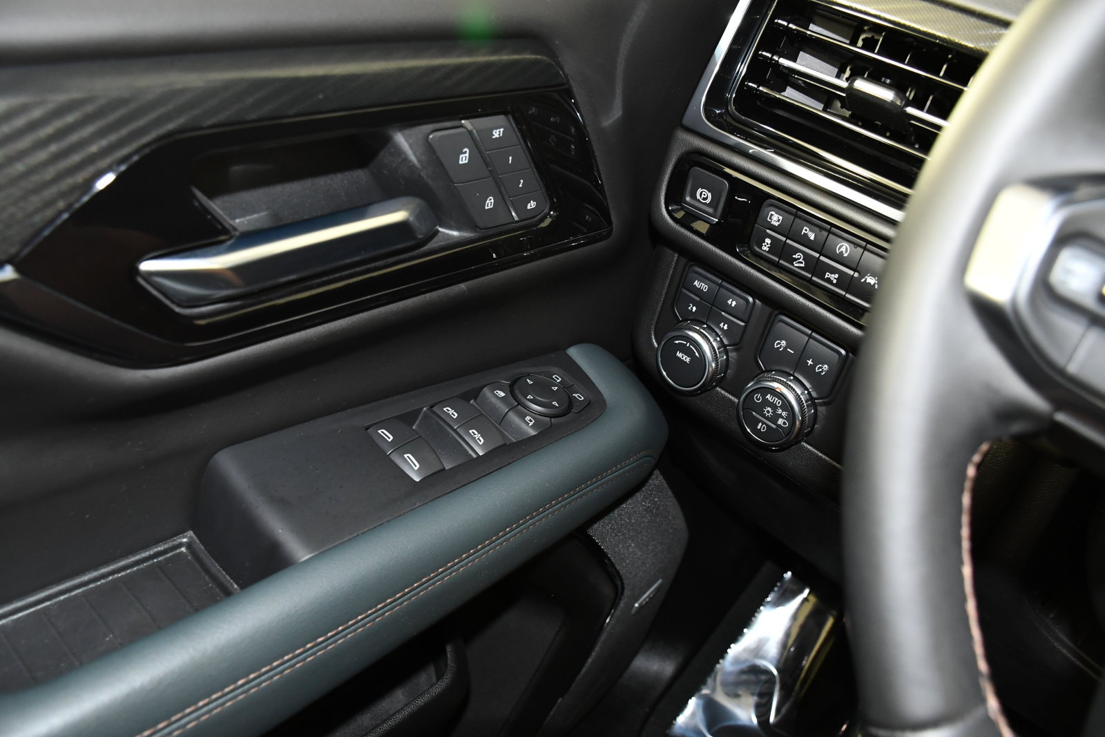 Used 2025 GMC Yukon AT4 AWD/4WD image 34