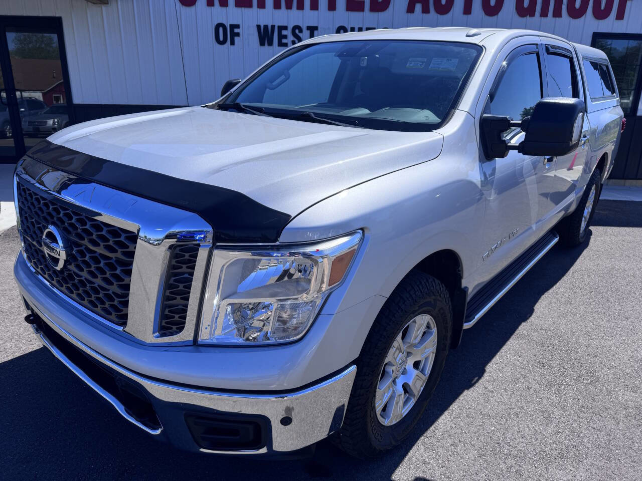 Used 2018 Nissan Titan SV w/ SV Convenience Package AWD/4WD image 3