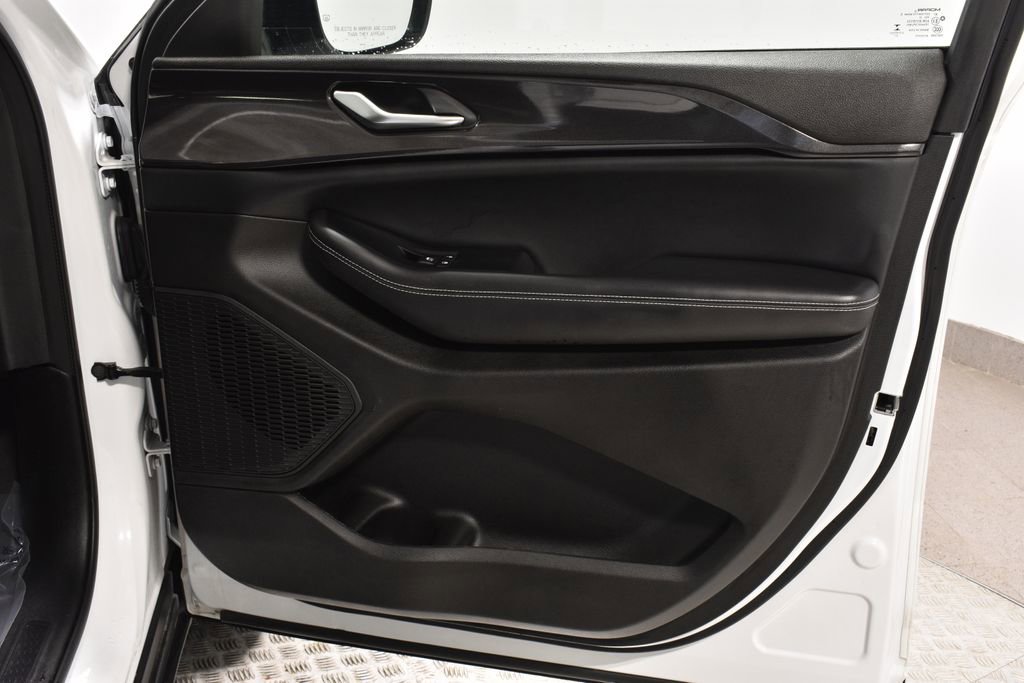 Used 2023 Jeep Grand Cherokee L Laredo image 32