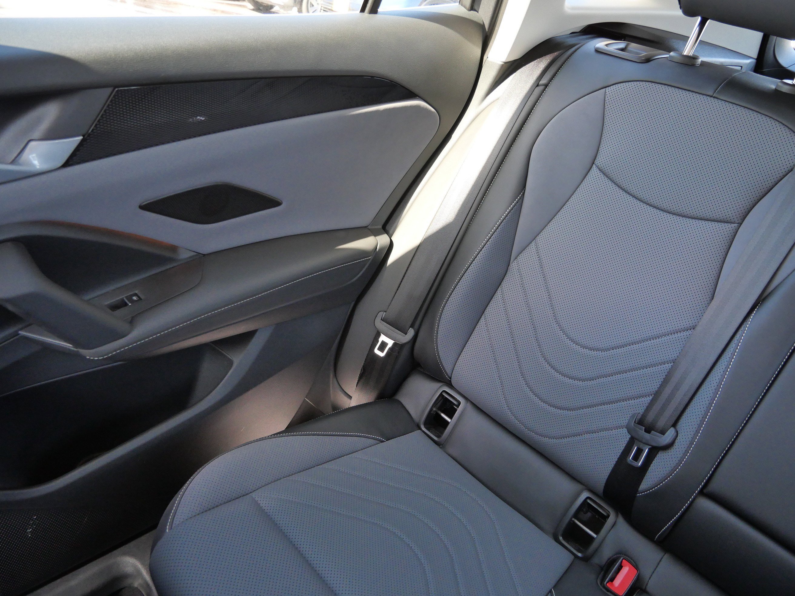 Certified 2025 Volkswagen Tiguan SE image 12