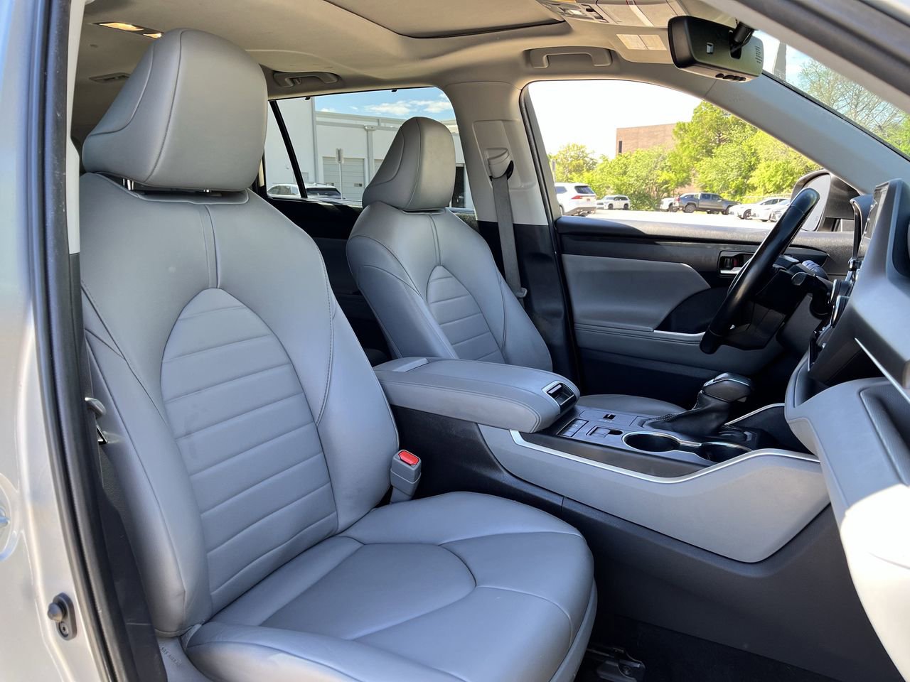 Used 2022 Toyota Highlander XLE image 25