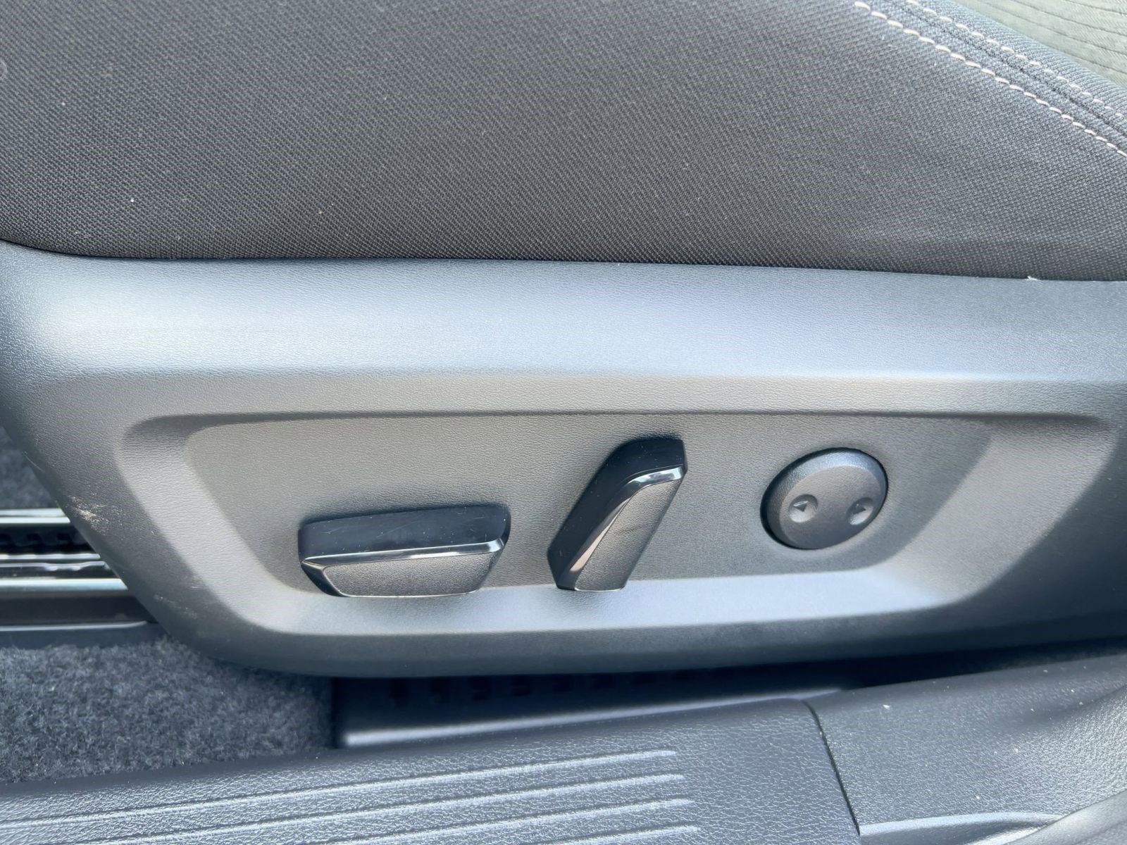 Used 2023 Nissan Rogue SV image 13