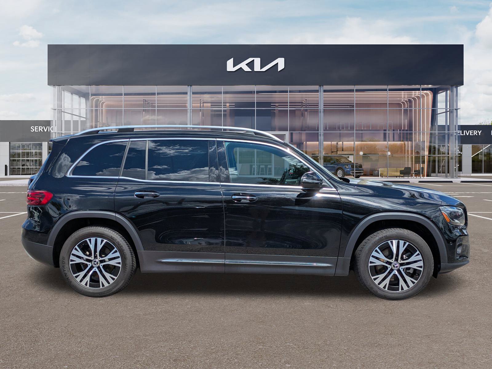 Used 2025 Mercedes-Benz GLB 250 w/ Exclusive Package image 3