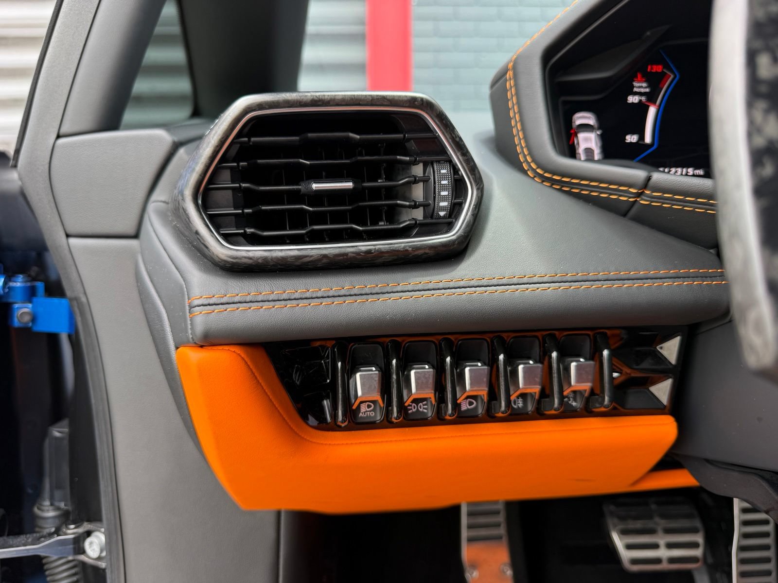 Used 2020 Lamborghini Huracan EVO RWD image 40
