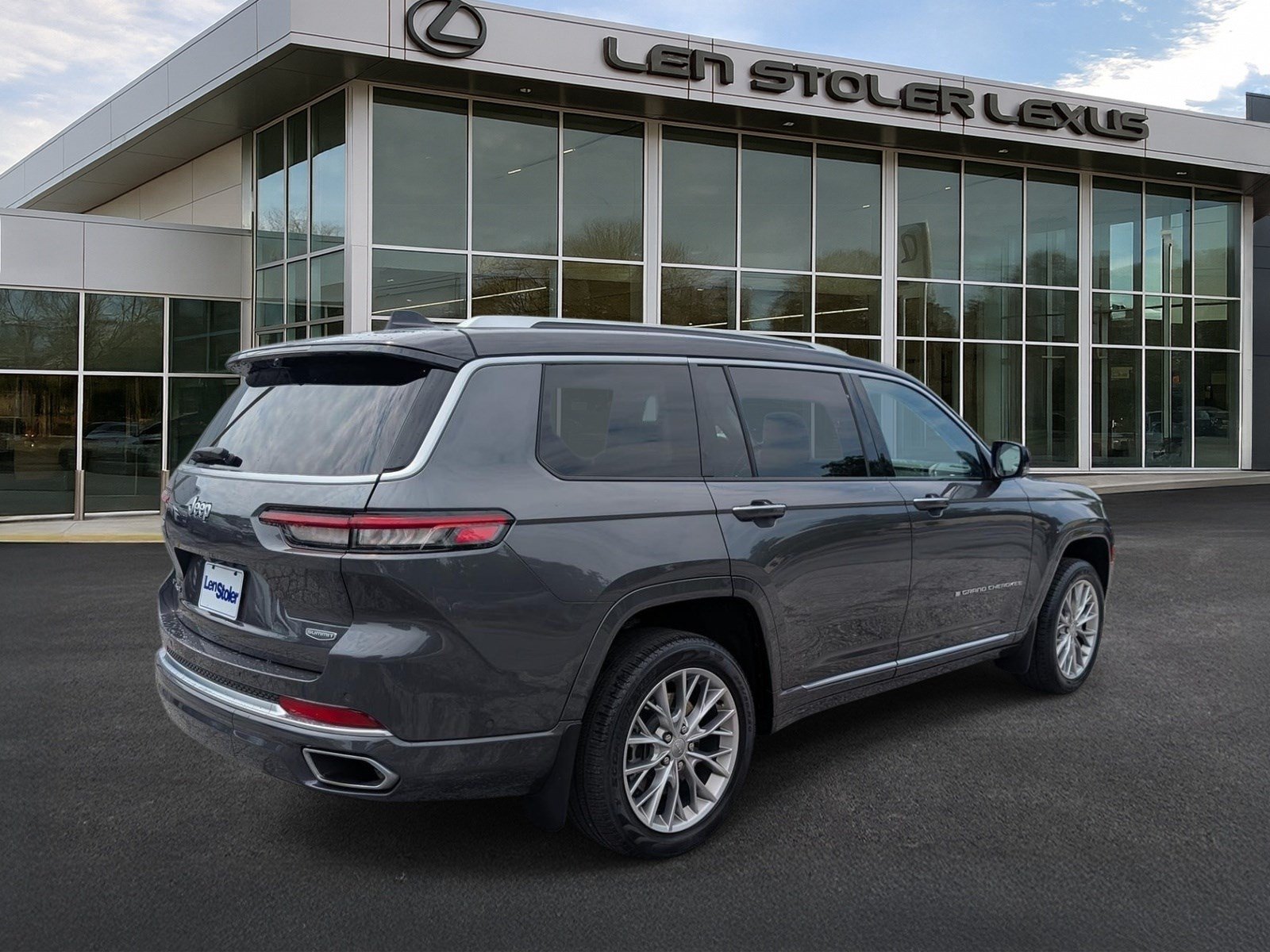 Used 2023 Jeep Grand Cherokee L Summit w/ Advanced Protech Group IV AWD/4WD image 3