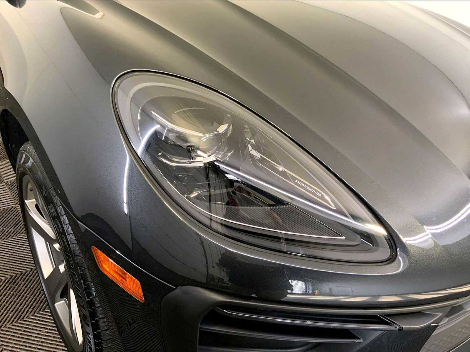 Certified 2024 Porsche Macan image 12