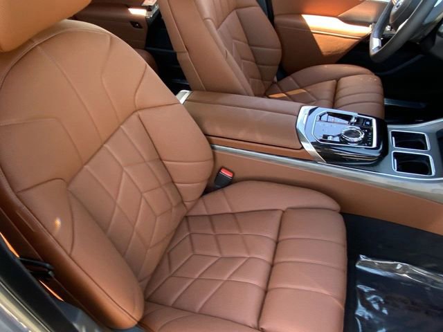 Used 2025 BMW i7 xDrive60 image 10