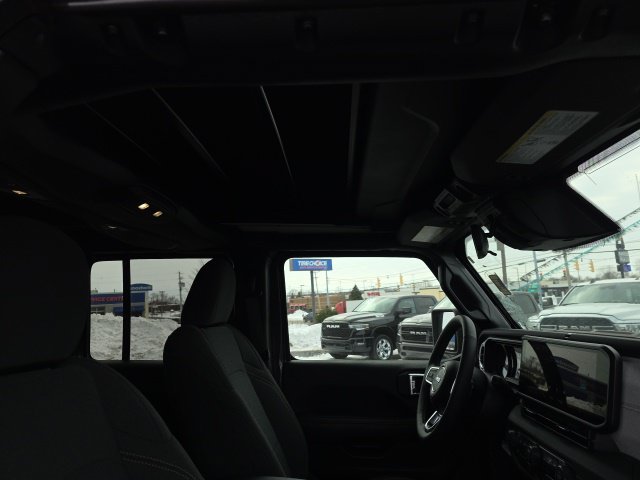 Used 2025 Jeep Wrangler Unlimited Sahara w/ Safety Group AWD/4WD image 36