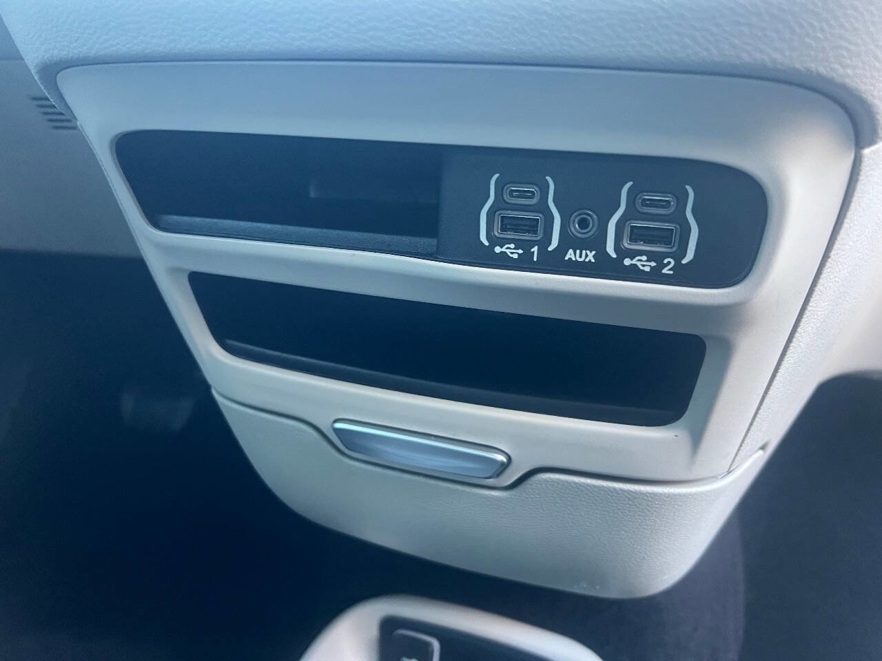 Used 2022 Chrysler Voyager LX image 24