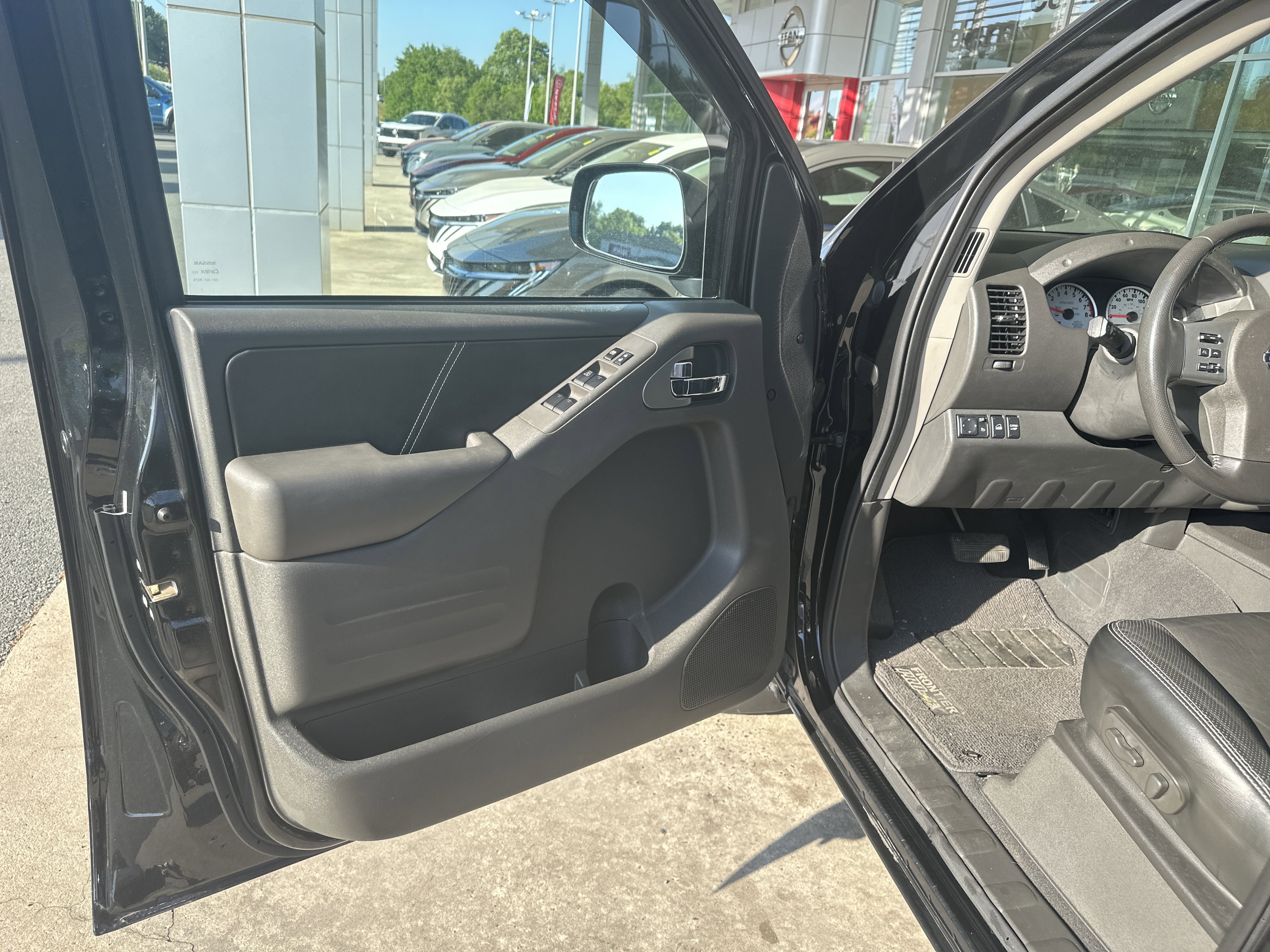 Used 2021 Nissan Frontier PRO-4X w/ Pro-4x Utility Package image 25