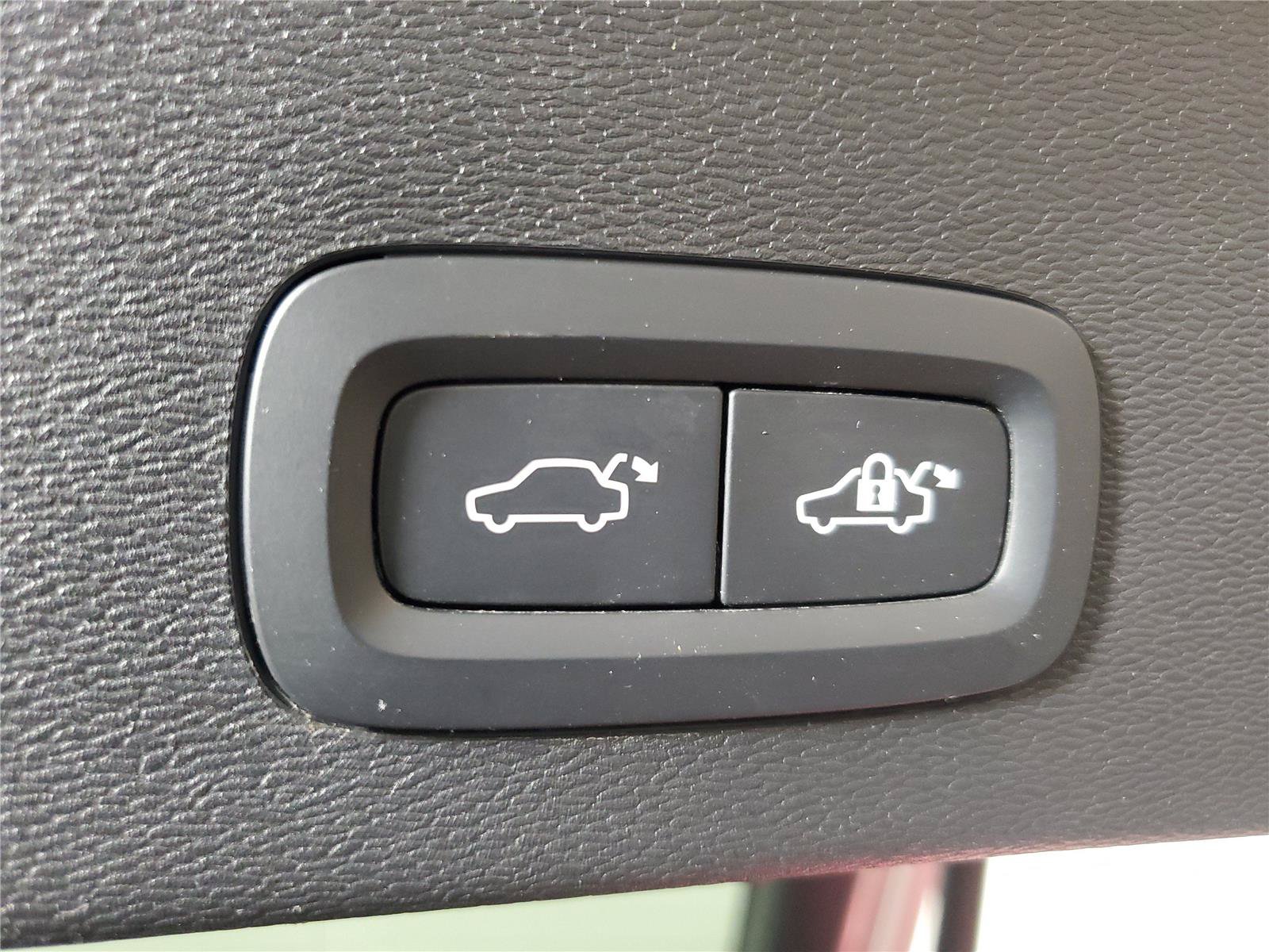 Certified 2024 Volvo C40 P8 Recharge Ultimate w/ Protection Package Premier RWD image 10