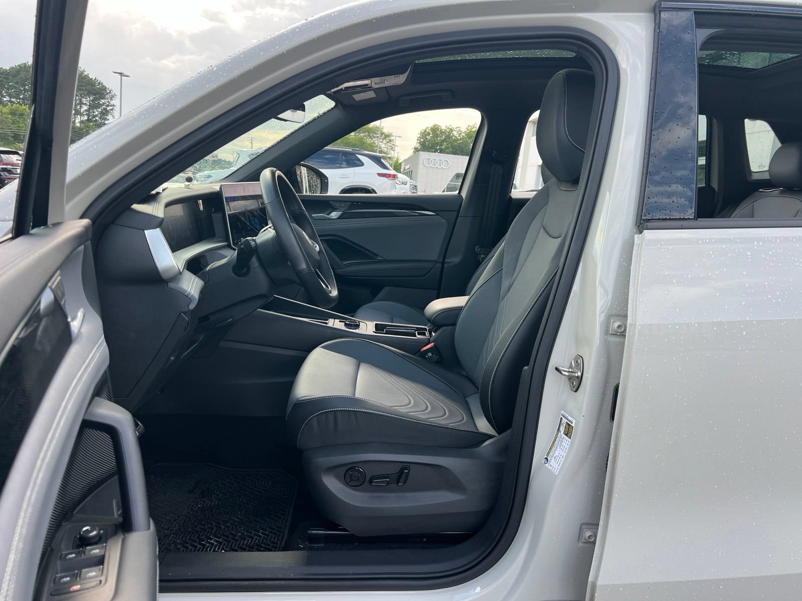 Certified 2025 Volkswagen Tiguan SE R-Line FWD image 27