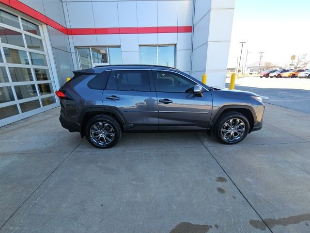 Used 2022 Toyota RAV4 XLE Premium image 8