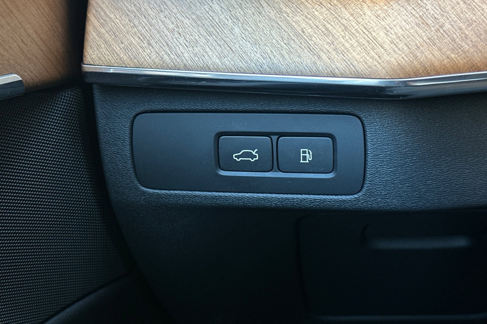 Used 2023 Volvo XC90 T8 Plus w/ Protection Package Premier image 32