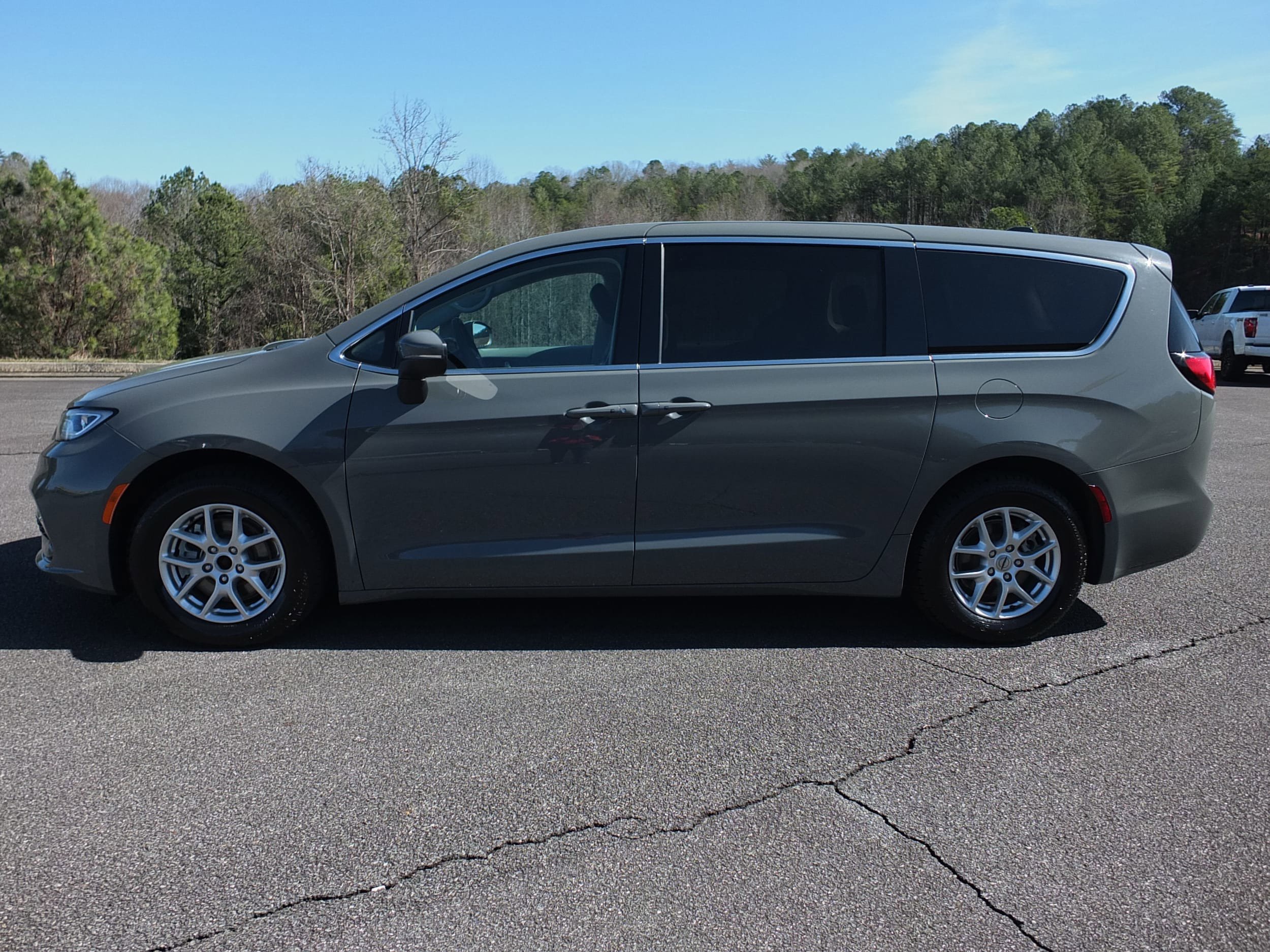 Used 2023 Chrysler Pacifica Touring-L image 6
