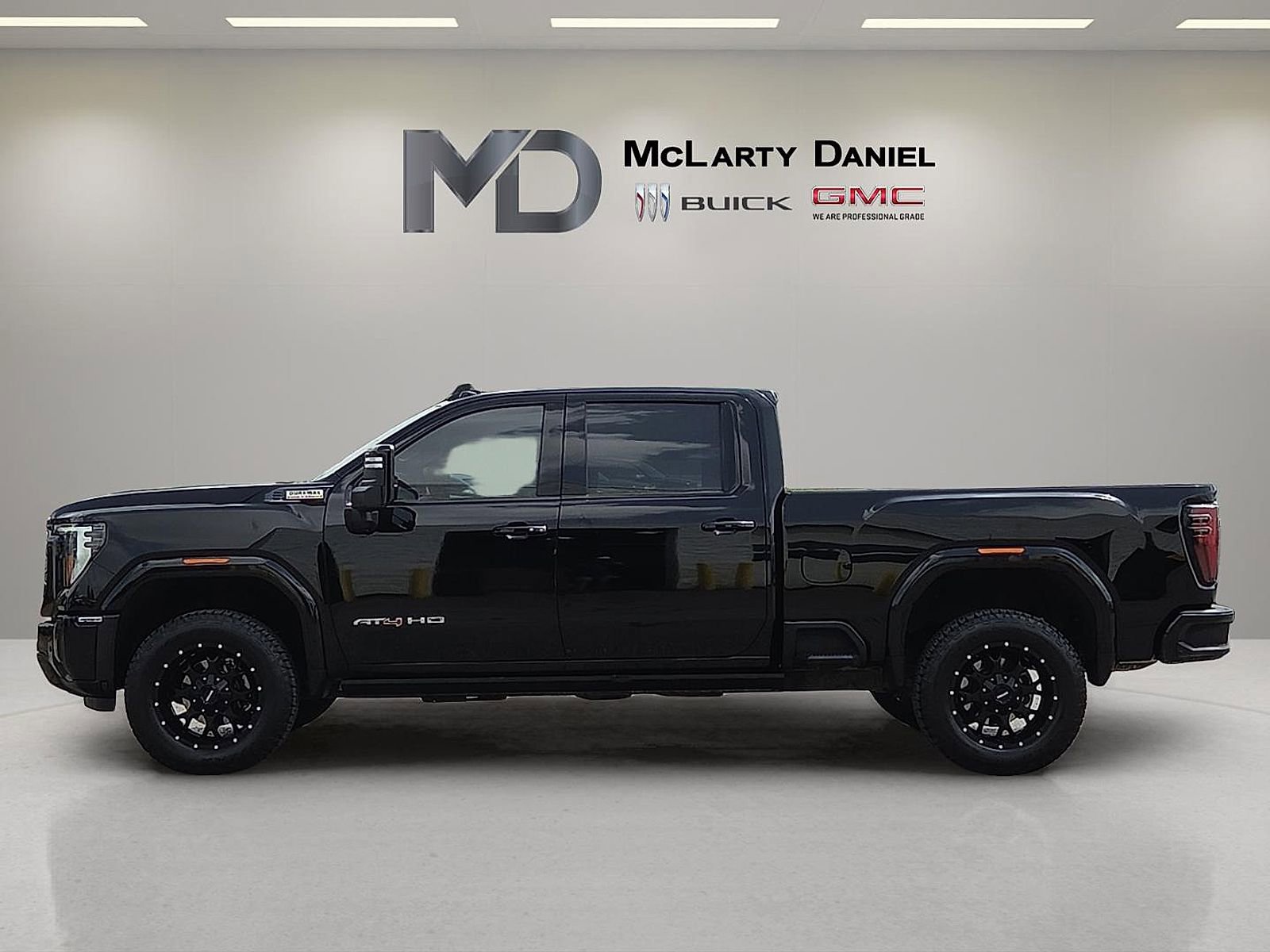 Used 2025 GMC Sierra 2500 AT4 w/ AT4 Premium Plus Package AWD/4WD image 3