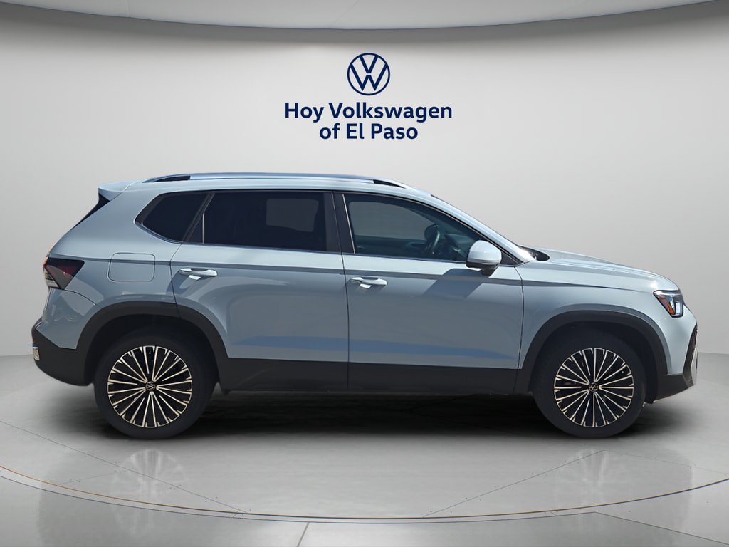 New 2026 Volkswagen Taos SE FWD image 2