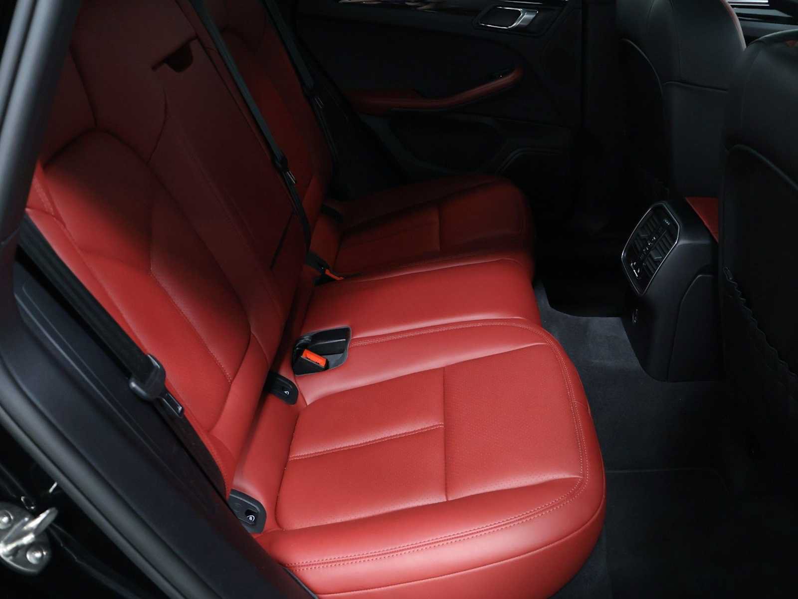 Certified 2023 Porsche Macan S AWD/4WD image 34