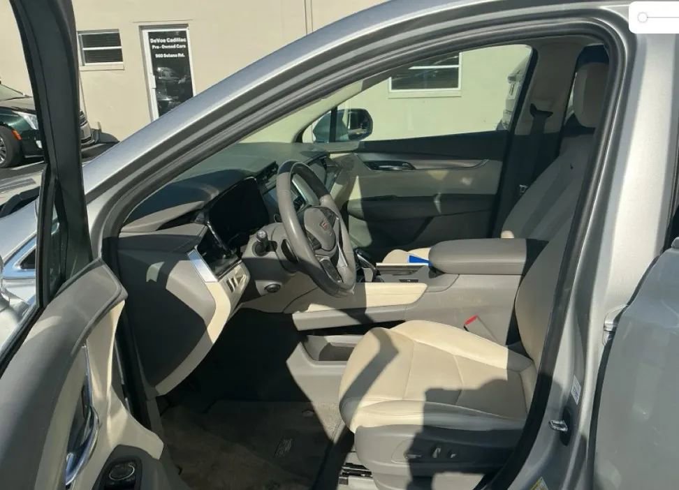 Used 2018 Cadillac XT5 Luxury w/ Driver Awareness Package FWD image 2