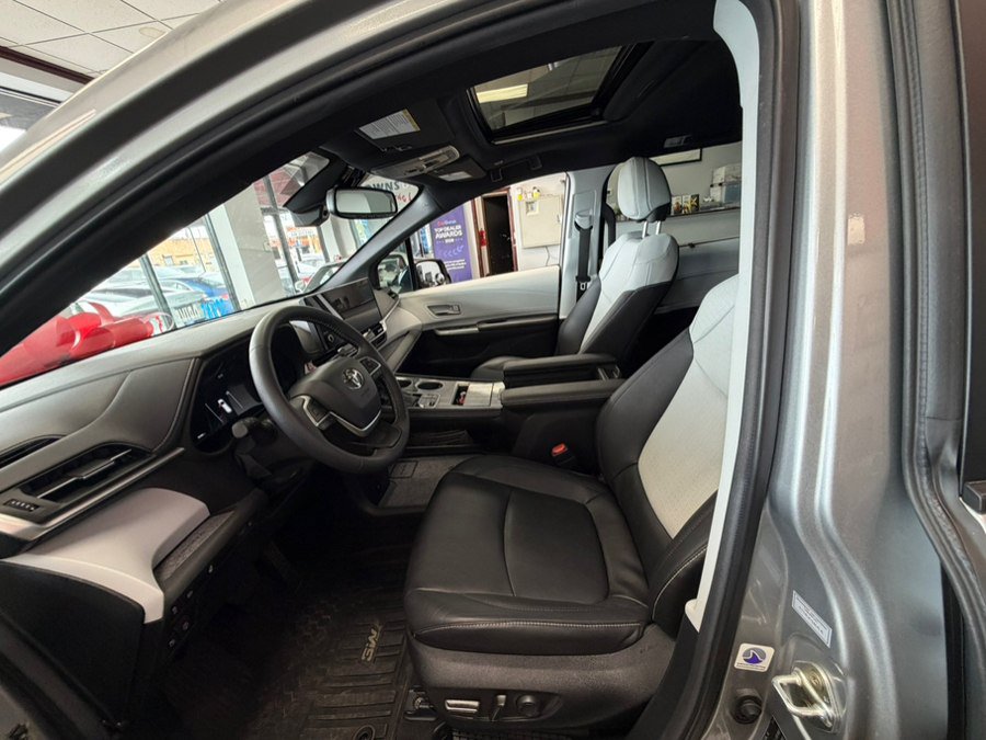 Used 2025 Toyota Sienna XSE FWD image 30