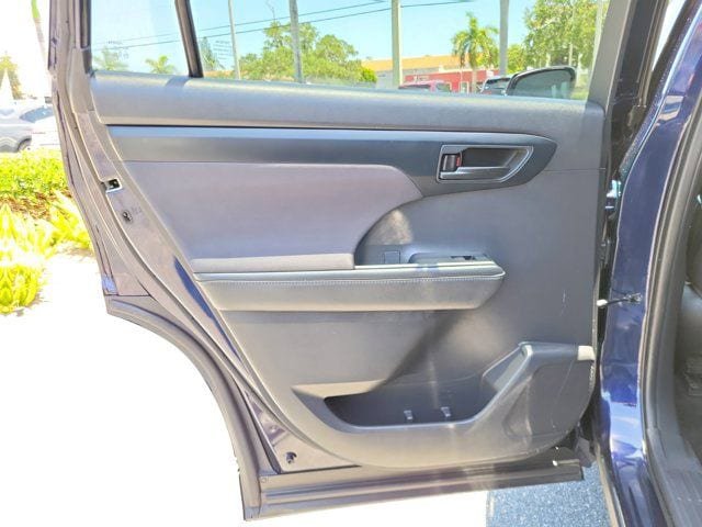 Used 2021 Toyota Highlander L FWD image 9